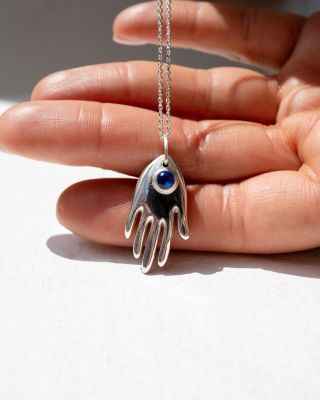 Nový náhrdelník Hamsa vol. 2 je nyní k dostání ve dvou variantách – v minimalistickém provedení bez kamene, nebo s...