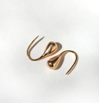 Delicate droplets of precious metal: Nonna earrings in silver or gold plated silver 💛🤍 available in store and online...