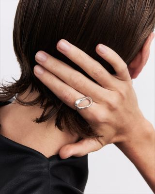 Představujeme prsten Ellipse z kolekce Ronet: jemné, organické linie se přelévají z úzkých do širších křivek. Inspirován...