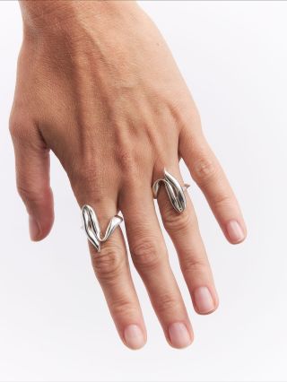 Rafinovaný a smyslný. Prsten Boa z kolekce Ronet zaujme plynulými liniemi a lesklým povrchem, který odráží světlo jako...