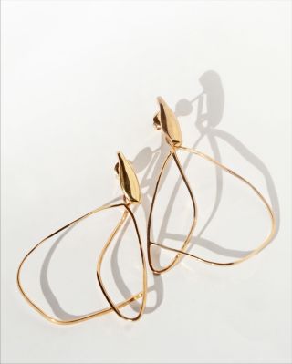 Představujeme náušnice Liri z kolekce Ronet inspirované křivkami motýlích křídel. Křehké, vzdušné a elegantní – ožívají...