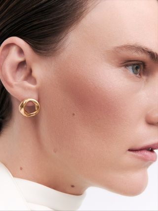 Představujeme Kalanit – statement náušnice z kolekce Ronet 🧡 Oblé linie s jemně zmačkaným efektem dodávají šperku...