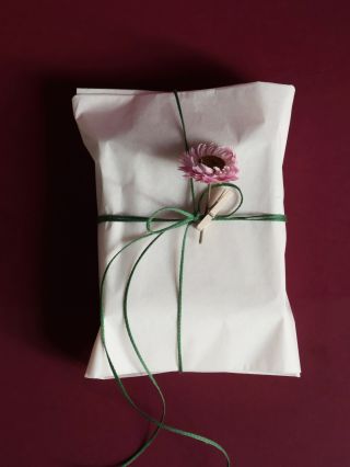 Jako každý rok nabízíme i letos možnost nechat si vaši objednávku zabalit jako dárek. Tentokrát v minimalistickém stylu, s...