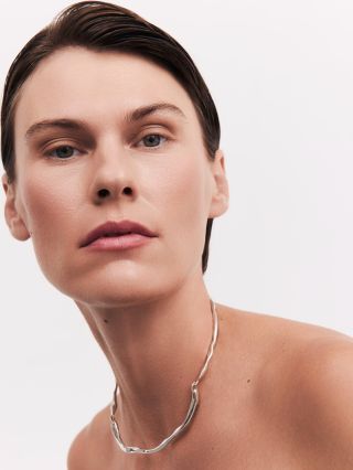Elegantní, výrazný a nadčasový. Stříbrný náhrdelník Eter s organickou linií a třemi segmenty přirozeně sedí na krku a i...